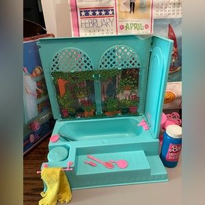 Vintage 1976Barbie bath tub with calendar